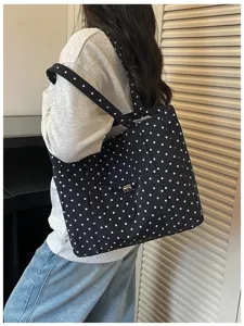 Borsa shopper casual nera in tessuto a pois bianchi con pratica tasca anteriore coulisse.