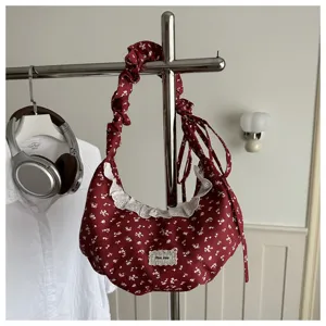 Borsa a spalla hobo floreale rossa con delicato bordo in pizzo e cinturino plissettato elegante.