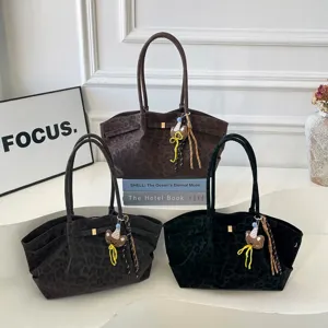 Borsa tote grande capacità in camoscio per donna, borsa a spalla retrò con grazioso ciondolo.