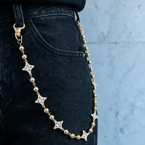 Gros plan sur la chaîne de pantalon étoile strassée Y2K, accessoire mode streetwear cool.