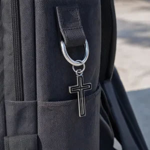 Llavero Colgante de Cruz Hueca Hip Hop de Moda Adorno de Bolso de Hierro Metal Estilo Punk de Personalidad Anillo de Llave Plateado