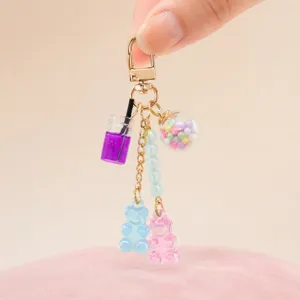 Détail de porte-clés ours dessin animé mignon, pendentif thé à la bulle et boule de cristal.