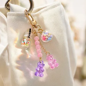 Charmant porte-clés oursons gélifiés avec perles colorées et mini accessoires mignons.