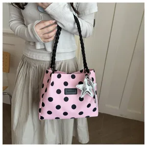 Vista dettaglio borsa tote a pois rosa, borsa a spalla casual in oxford con ciondolo a stella.