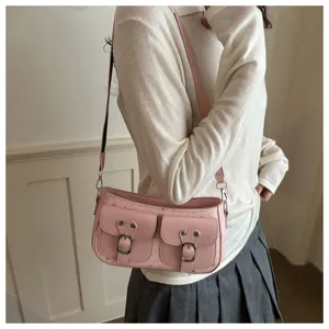 Borsa a spalla rosa baguette con due tasche frontali e fibbie in metallo, accessorio chic.
