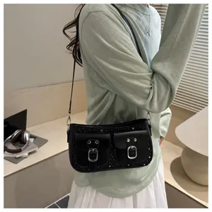 Borsa a tracolla nera con tasche frontali doppie e fibbie metalliche, elegante accessorio.