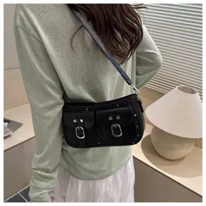 Borsa a tracolla nera con due tasche frontali, fibbie argentate e stampa di stelle.