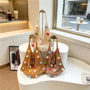 Sac cabas bandoulière en tricot floral au crochet fait main style décontracté chic quotidien