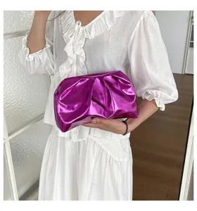 Sac clutch plissé nuage violet métallique chic, sac de soirée souple en cuir PU élégant.
