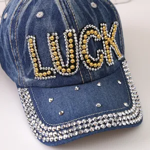 Berretto da baseball in denim con lettere LUCK in strass brillanti e dettagli visiera.