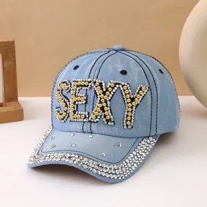 Cappello da baseball in denim con strass azzurro chiaro, borchie scintillanti, cappello parasole chic.