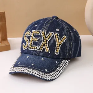 Primo piano di un elegante berretto da baseball in denim con strass scintillanti.
