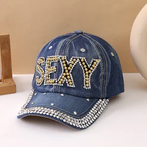 Dettaglio berretto da baseball in denim strass, davanti decorato con borchie di cristallo, moda.