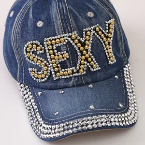 Cappellino da baseball in denim alla moda da donna, design con lettere sexy e strass luminosi.