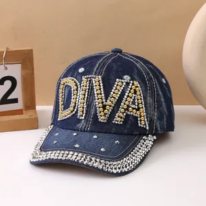 Cappellino in denim con lettere DIVA in strass scintillanti e borchie metalliche sulla visiera.