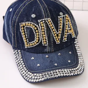 Cappello da baseball in denim con lettere DIVA in strass scintillanti e dettagli sulla visiera.