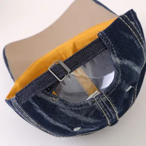 Berretto da baseball in denim blu con cinturino regolabile e fodera interna gialla.