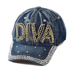 Cappellino da baseball in denim da donna con strass lettere DIVA e visiera di cristallo.