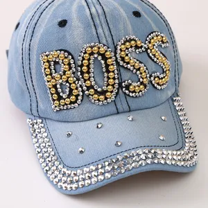 Dettaglio berretto da baseball in denim Boss con strass, cappello elegante donna.