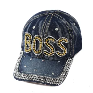 Primo piano dettaglio di berretto da baseball in denim con strass e perline dorate.