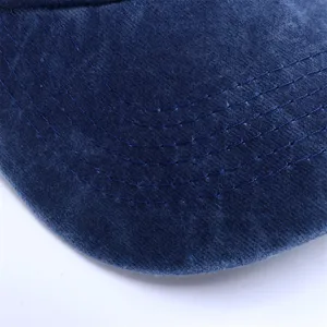Gedetailleerd overzicht van de donkerblauwe ribfluwelen honkbalpetvis met nette stiksels.
