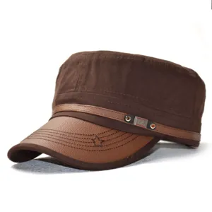 Vue détaillée de casquette plate en coton marron avec visière en cuir et broderie d'étoile.