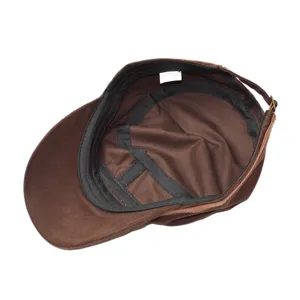 Détail de la doublure de casquette militaire marron montrant un tissu résistant et confortable.