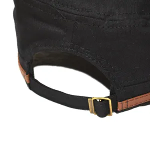Détail de sangle arrière de casquette plate noire, boucle métallique ajustable, gros plan loisir.