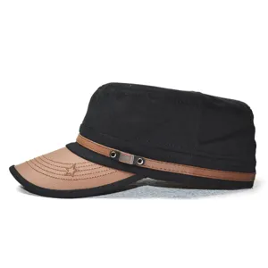 Casquette plate noire pour homme avec visière en cuir marron, broderie étoile et boucle.