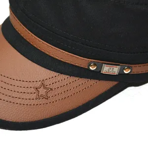 Casquette plate noire pour homme avec visière en cuir marron et broderie d'étoile.