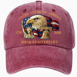 Detail van de geborduurde Amerikaanse adelaar honkbalpet met het 250-jarig jubileumdesign.
