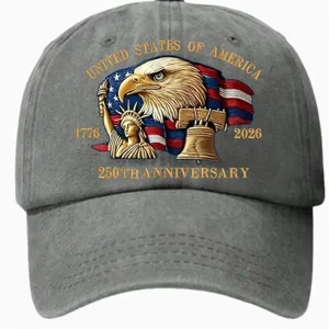 Close-up detail van het geborduurde Amerikaanse patriottische ontwerp op de grijze pet.