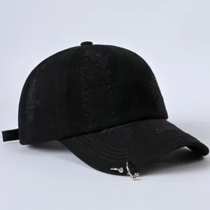 Verwitterte schwarze Baseballkappe mit Metallringen, modischer Streetwear Stil.