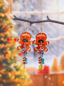 Gros plan de détails des boucles d'oreilles pendantes en acrylique bonhomme de pain d'épice de Noël.
