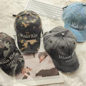 Detailansicht von vintage verwitterten Baseballkappen mit Stickerei, stilvolles Flat-Lay-Design.