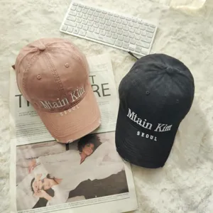 Detailansicht der modischen Baseballkappe mit Stickerei, im coolen Streetwear-Stil.