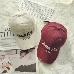 Detailansicht der retro bestickten Baseballkappe mit stilvoller Typografie und Stoffstruktur.