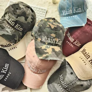 Detailansicht mehrfarbiger bestickter Baseballcaps, stilvolle Baumwollmützen für Damen und Herren.