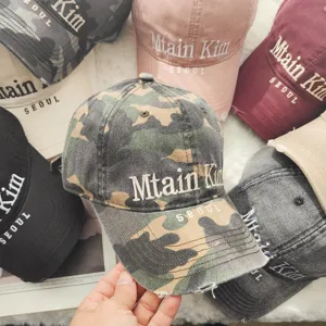 Nahaufnahme trendiger bestickter Baseballcaps in verschiedenen Farben und Vintage-Stilen.