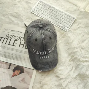 Verwaschene Jeans Baseballcap mit cooler Voderseiten-Bestickung, Vintage Freizeithut für Alltag.