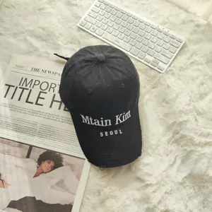 Klassische schwarze Baseballkappe mit Destroyed-Effekt und cooler Stickerei auf Vorderseite.