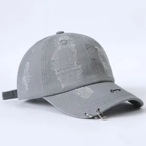 Detailansicht der grauen Destroyed Baseballkappe mit Metallringen und Bestickung.