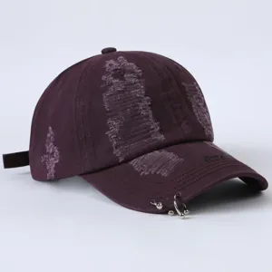 Dunkelviolette Destroyed Baseballkappe Detail mit Metallringen am Schirm und Waschung.