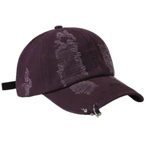Verschlissene lila Baseballkappe mit Metall-Piercingringen, trendiger Streetwear-Hut.