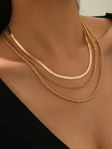 Primo piano della collana a catena d'oro multistrato, elegante design sovrapposto.