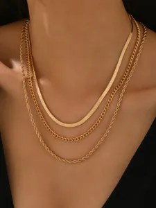 Vista di dettaglio ravvicinata dell'elegante set di collane con catene in oro per donne.