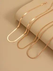 Set di collane dorate multistrato con catena a spina di pesce, cubana e corda per le donne.