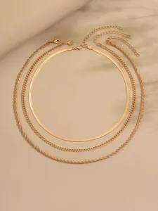 Elegante set di collane dorate multistrato con catene a spina di pesce e corda fini.