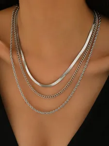 Collana multistrato argentata da donna, elegante gioiello di modo alla moda e trendy.