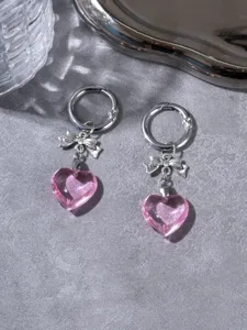 Prachtige roze kristallen hart schoenhangers met strikjes, elegante zilveren laarskettingaccessoire.